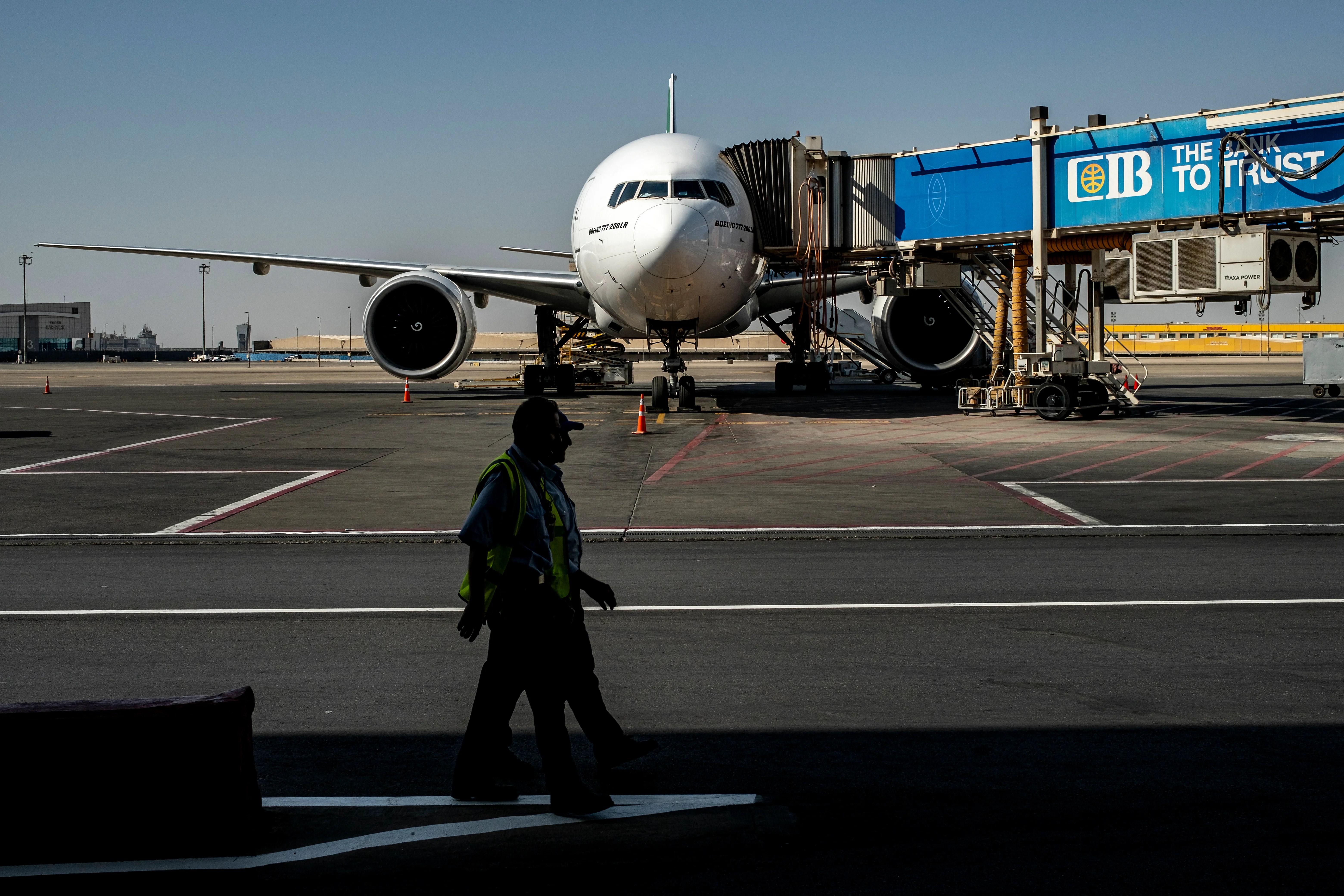 American Airlines flight attendants let passenger die of heart attack while others disembarked, family says American Airlines flight attendants let passenger die of heart attack while others disembarked, family says