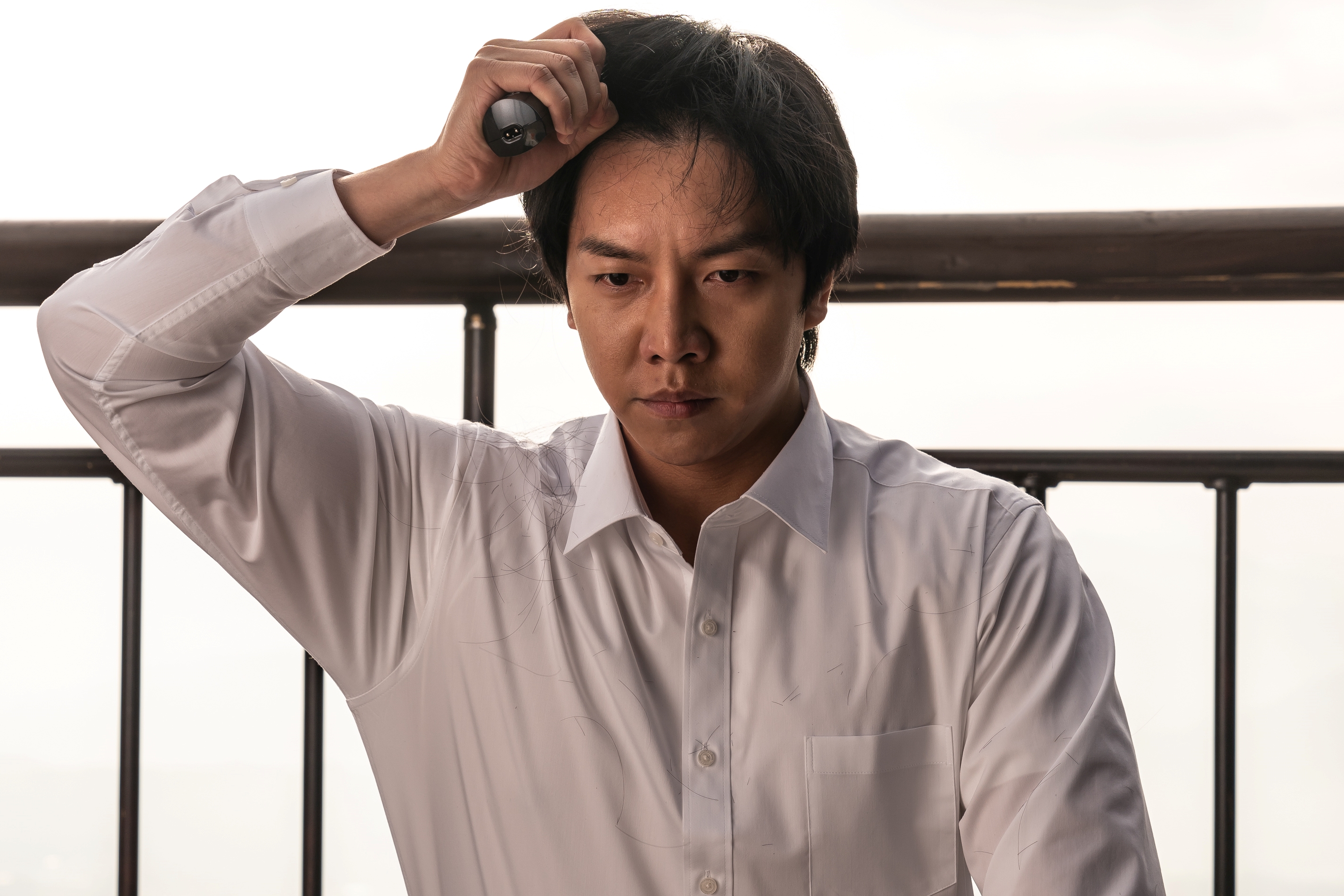 Lee Seung Gi Shaves His Personal Head In Upcoming Movie “About Household”