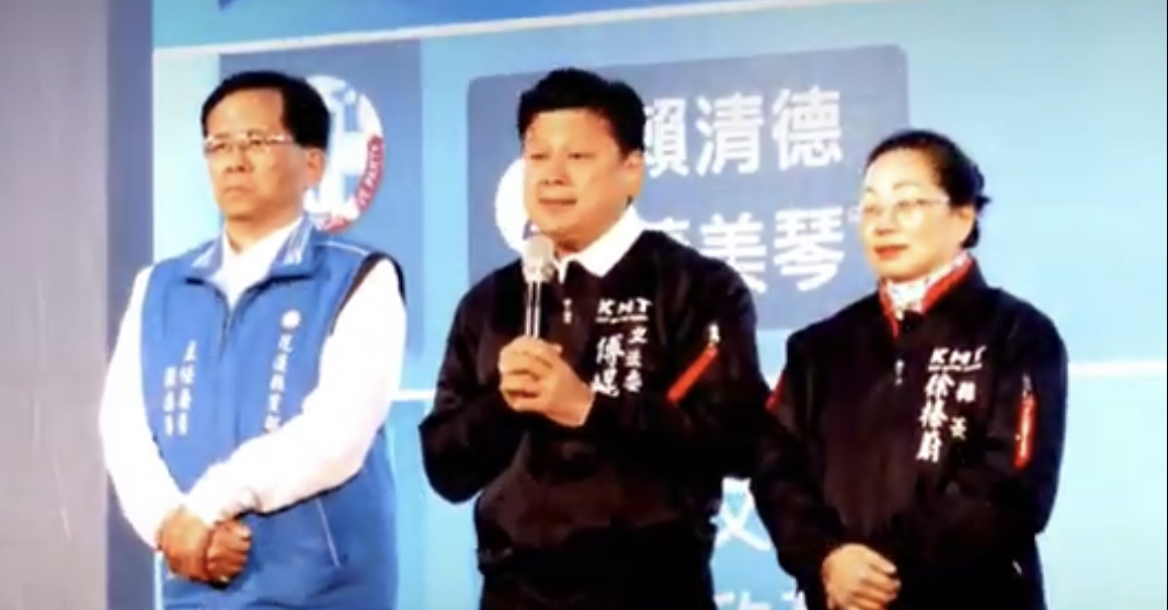 傅崐萁發表當選感言並隨後親自向鄉親們表達謝意 傅崐萁發表當選感言並隨後親自向鄉親們表達謝意