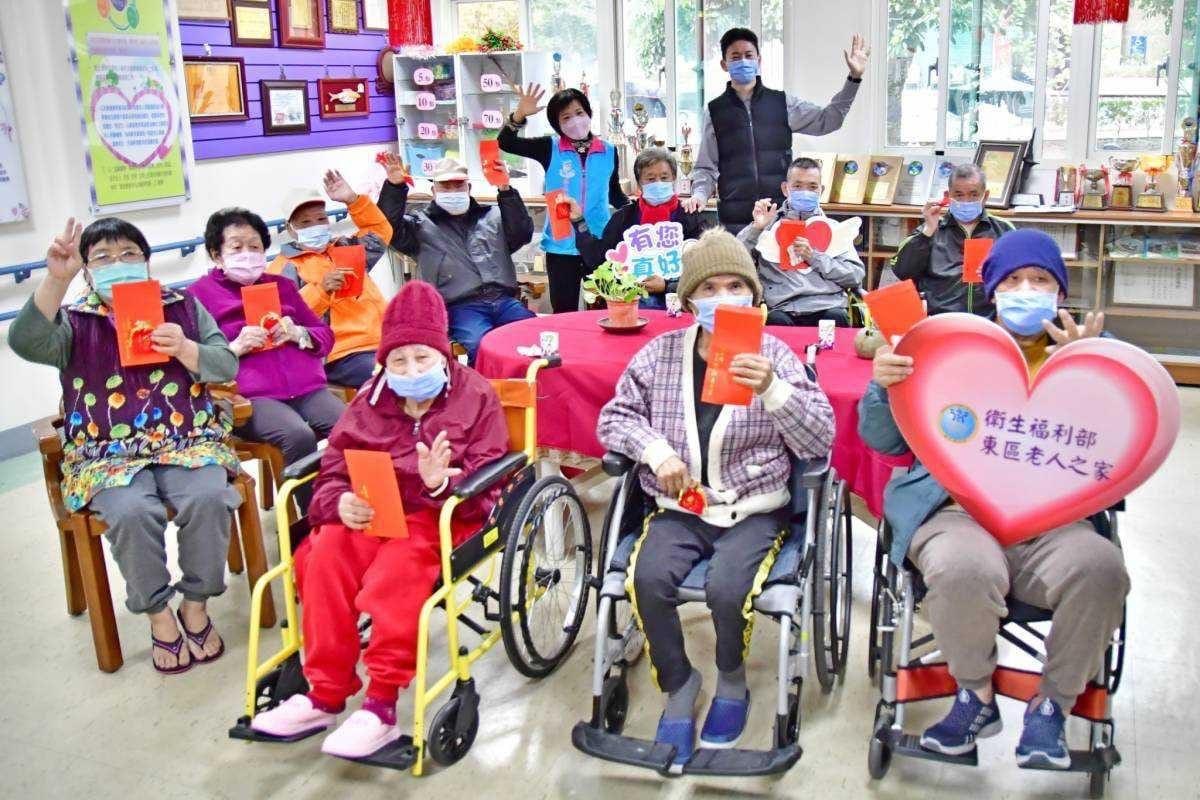 游淑貞親訪東區老人之家長輩 提前致贈吉安新年賀禮與祝福