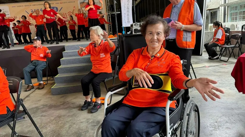 弘道助老愛心園遊會 邀你吃喝玩樂還能做公益 從助人者變被助者 88歲志工嬤走出家門延緩失智 弘道助老愛心園遊會 邀你吃喝玩樂還能做公益 從助人者變被助者 88歲志工嬤走出家門延緩失智