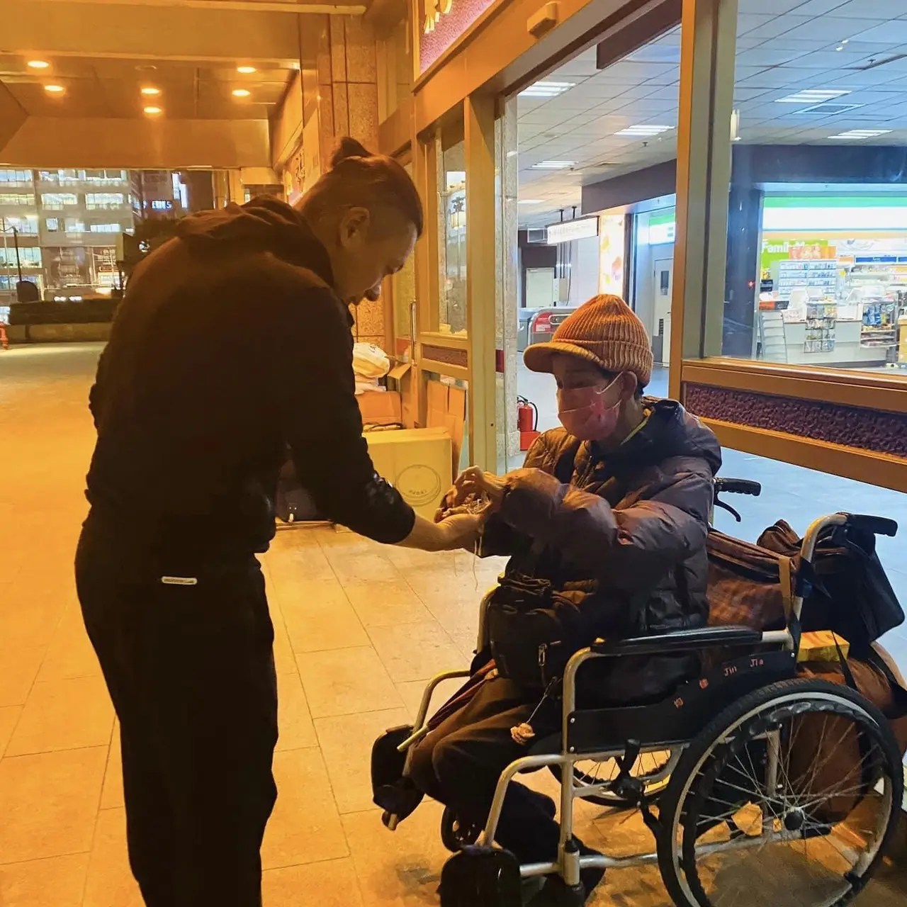 推動公益T恤傳遞正能量 買肉粽包子發送給寺廟流浪漢 推動公益T恤傳遞正能量 買肉粽包子發送給寺廟流浪漢