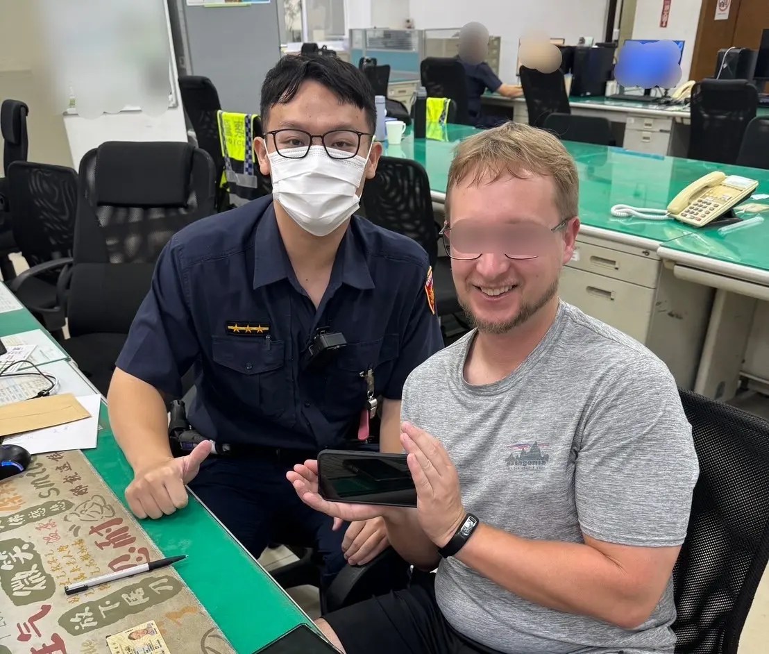 臺灣最美風警   手機不慎遺落計程車中警火速尋回