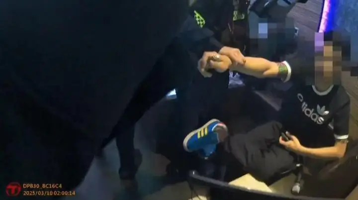 好友唱歌狂歡生糾紛 砸毀包廂設施慘被快打警制服 好友唱歌狂歡生糾紛 砸毀包廂設施慘被快打警制服