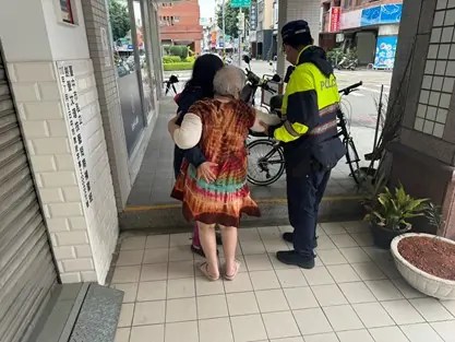 阿嬤迷路遇善警  母女相擁感動全場