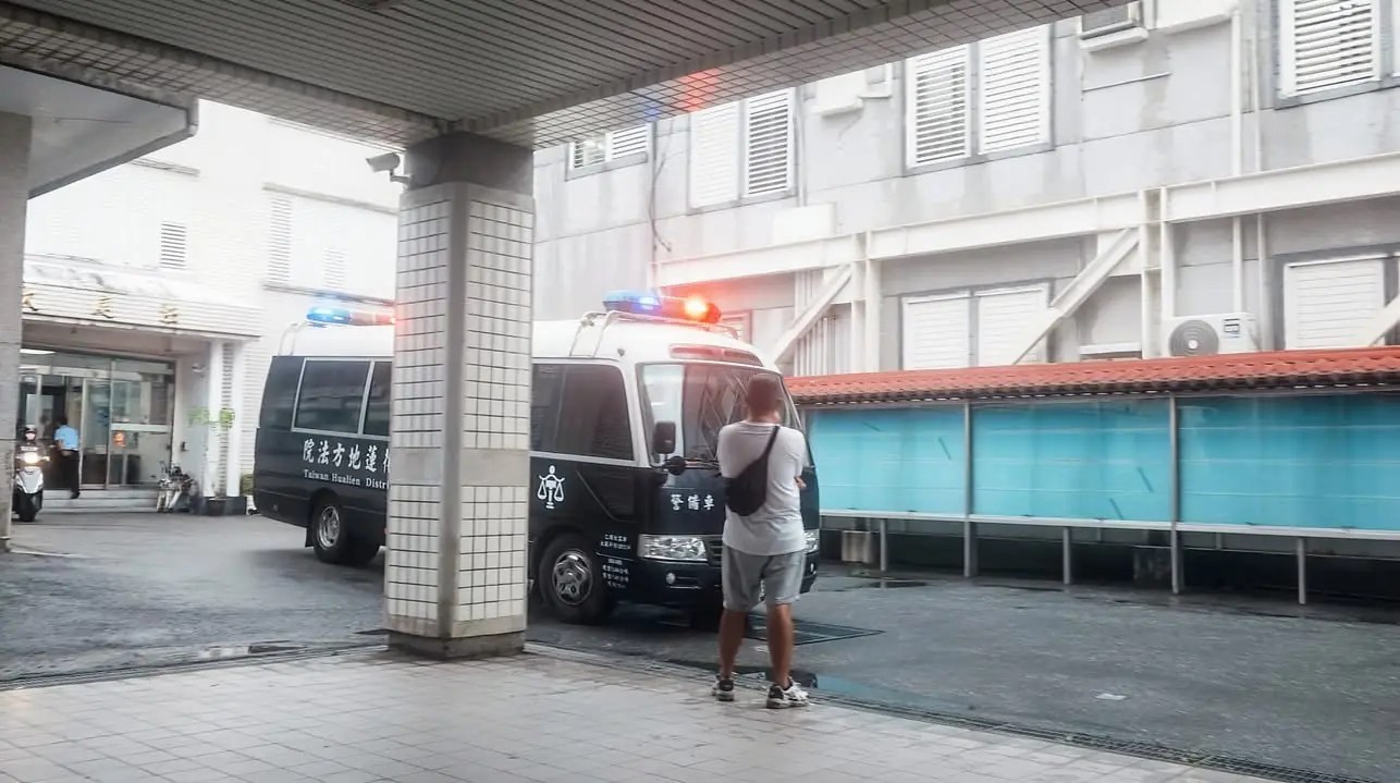 明良臻涉嫌違反個人資料保護法　花蓮地方法院開羈押庭決定交保