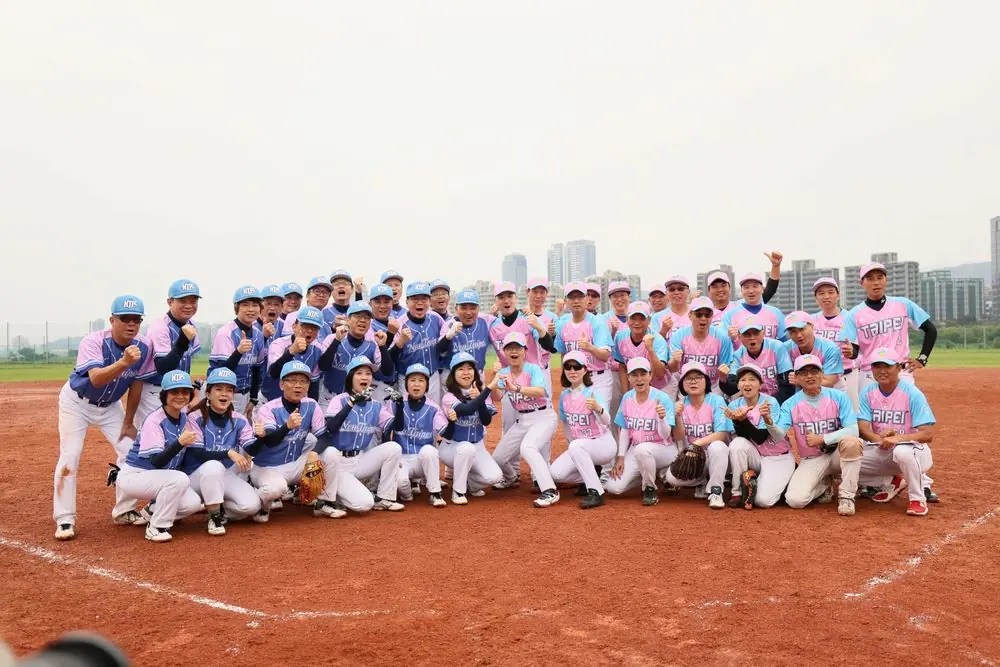 世壯運慢速壘球雙北大戰二部曲新北市獲銀 侯友宜肯定團隊的好表現
