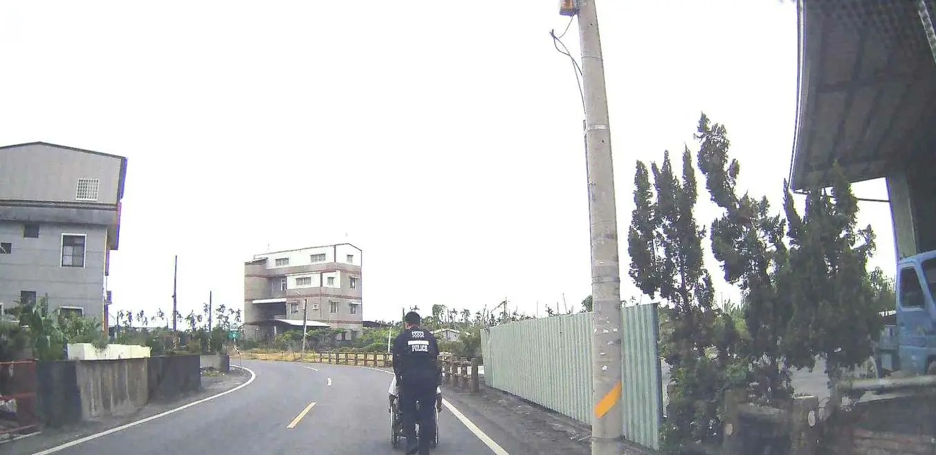 老翁坐輪椅500米看診 東港暖警推行護送返家