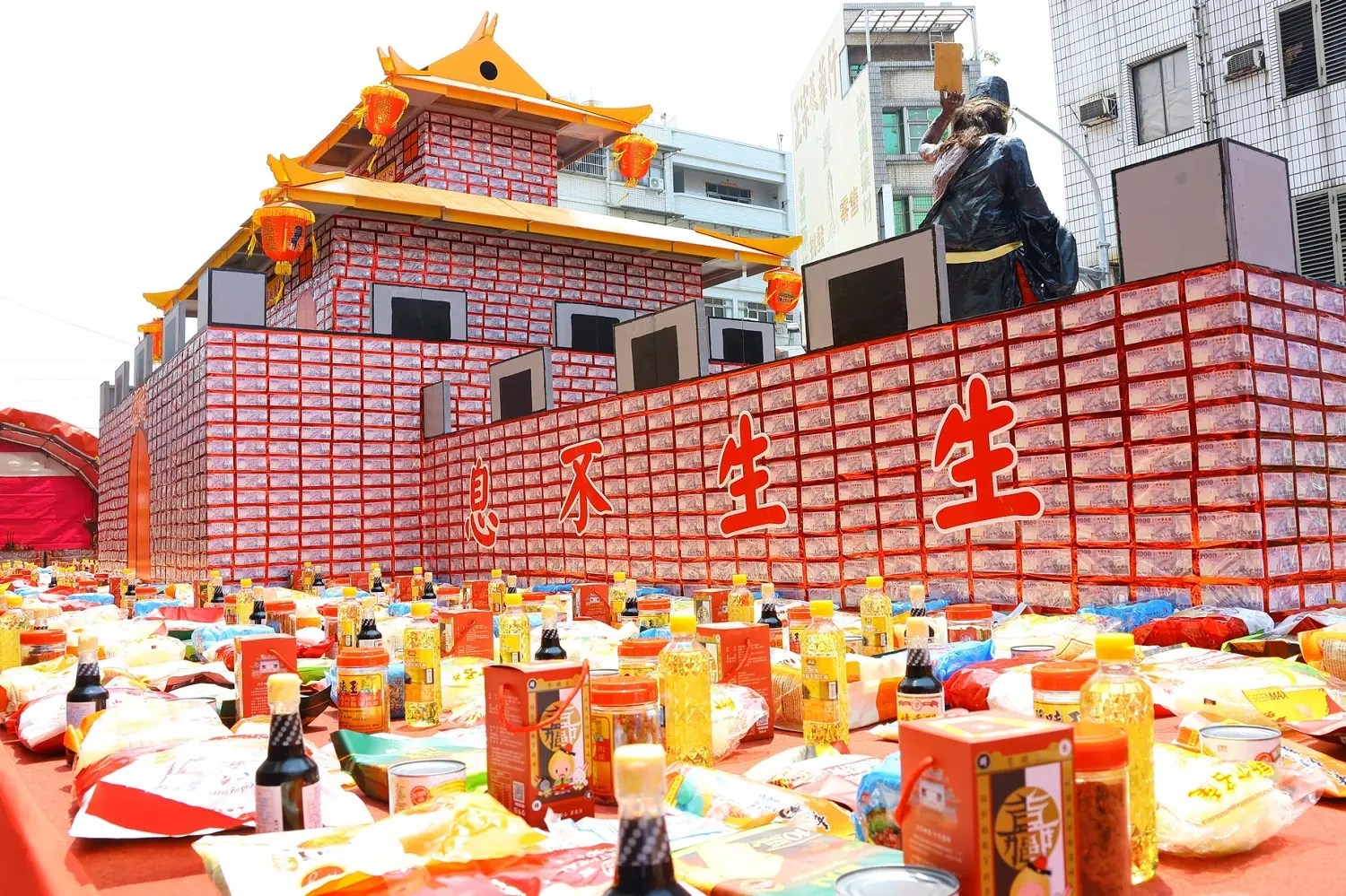 嘉義諸羅城隍中元祭盛大登場　千萬紙鈔城門引矚目