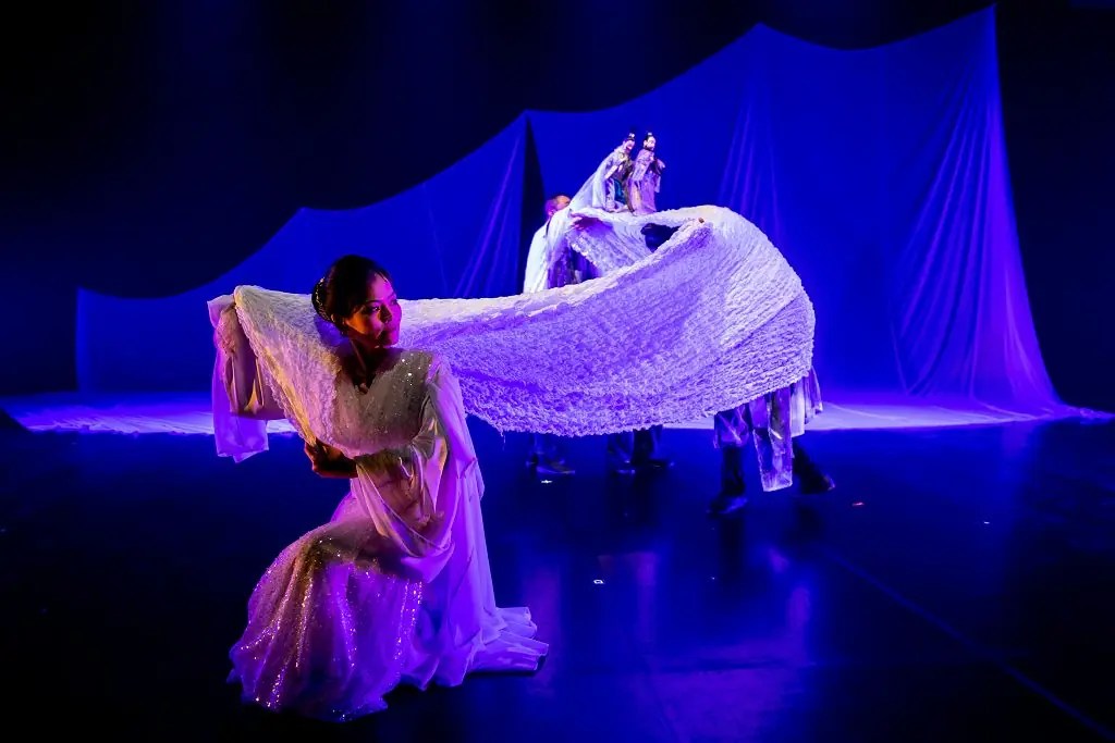 恐怖電影厲陰宅 壵士斷腕為兄弟　3千草人鬥鬼王登歌劇院