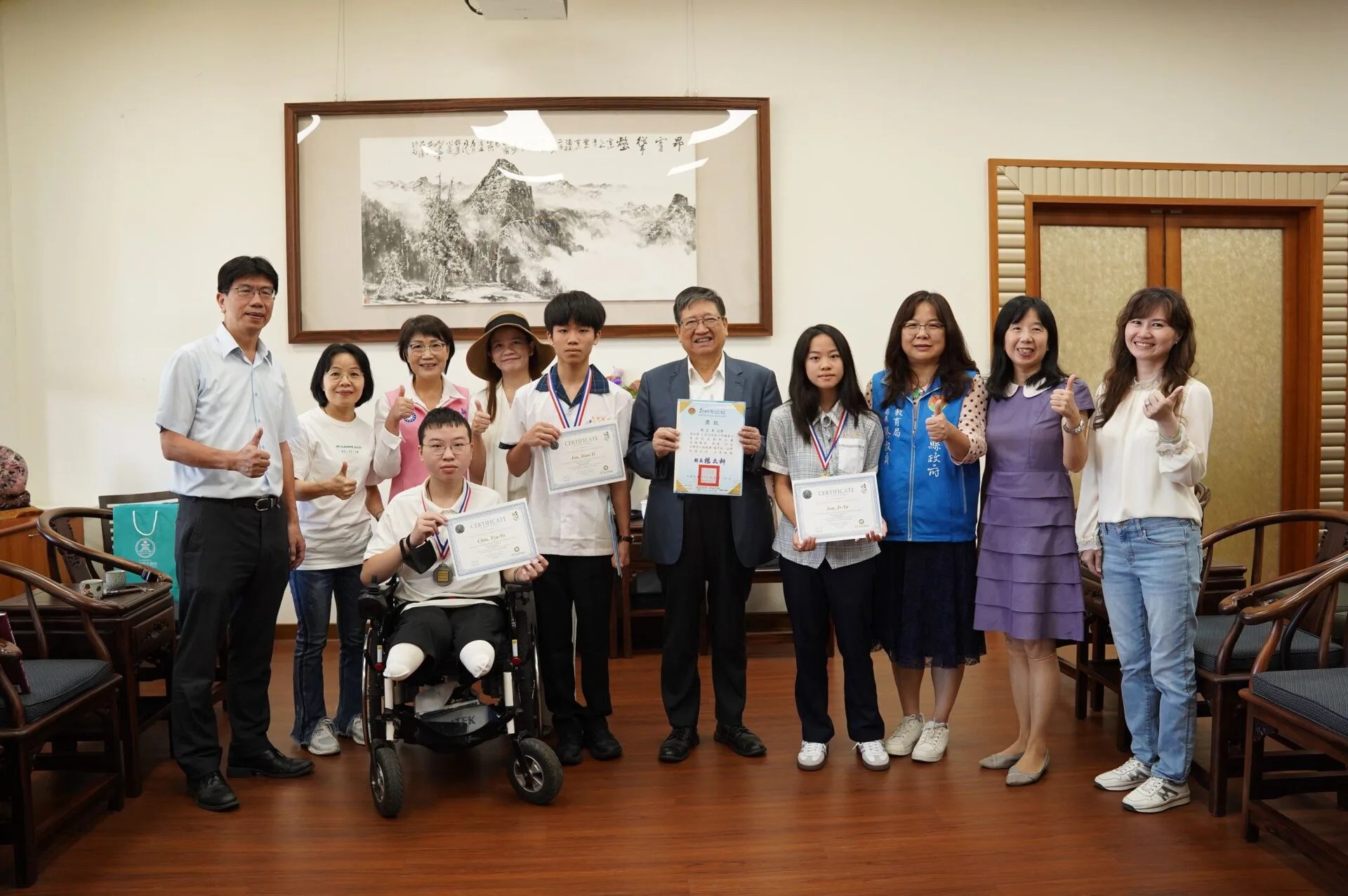 楊文科盛讚「竹縣之光」!　青少年機器人奧賽金包銀  展現AI實力與生命韌性