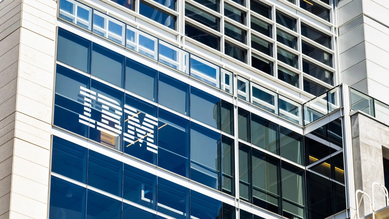 IBM Rallies 8% While Oracle, Cisco, HPE Drift: Is the Laggard Finally Bouncing?