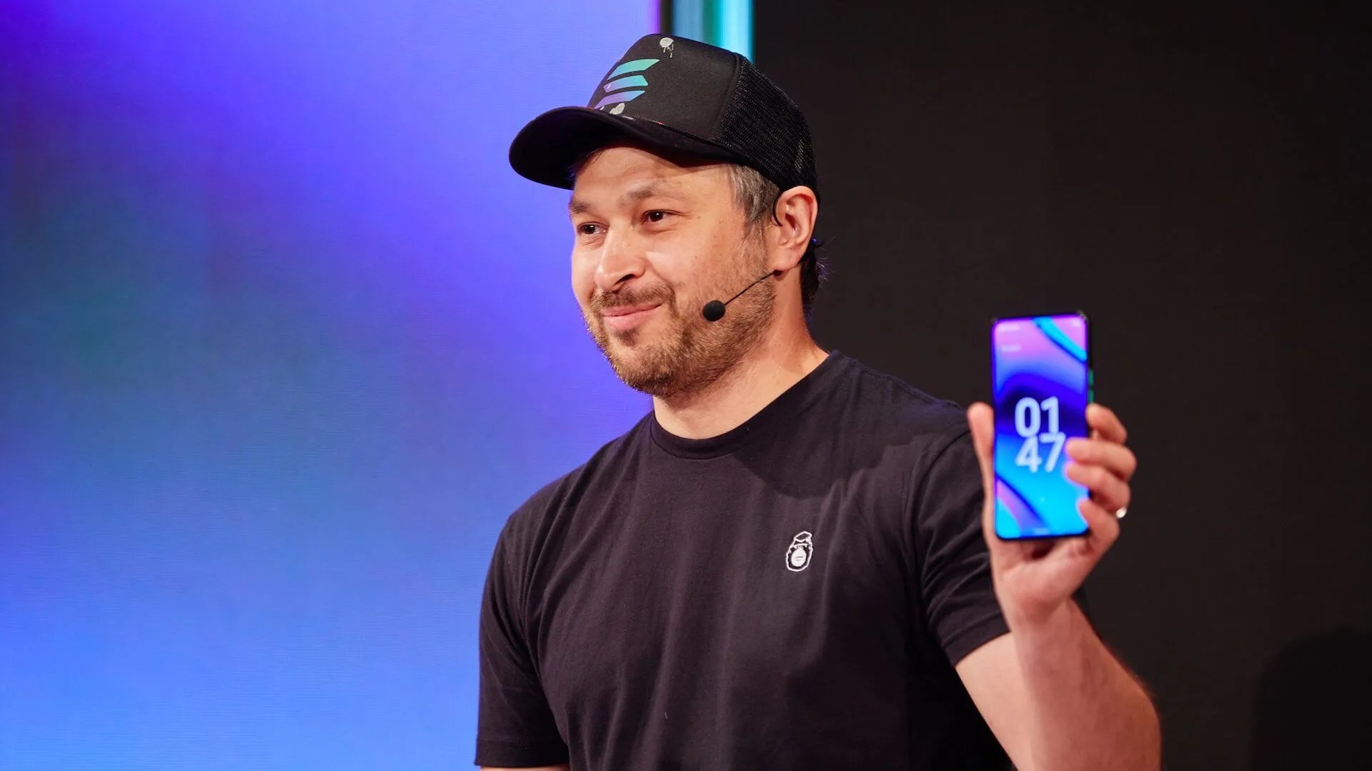 Pourquoi Apple supprime-t-il les applications cryptographiques ? Anatoly Yakovenko, co-fondateur de Solana, avec un smartphone Saga. Pourquoi Apple supprime-t-il les applications cryptographiques ? Anatoly Yakovenko, co-fondateur de Solana, avec un smartphone Saga. Photo.