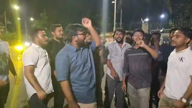 ডাকসুর ভোট কারচুপির অভিযোগে ঢাবিতে শিক্ষার্থীদের বিক্ষোভ