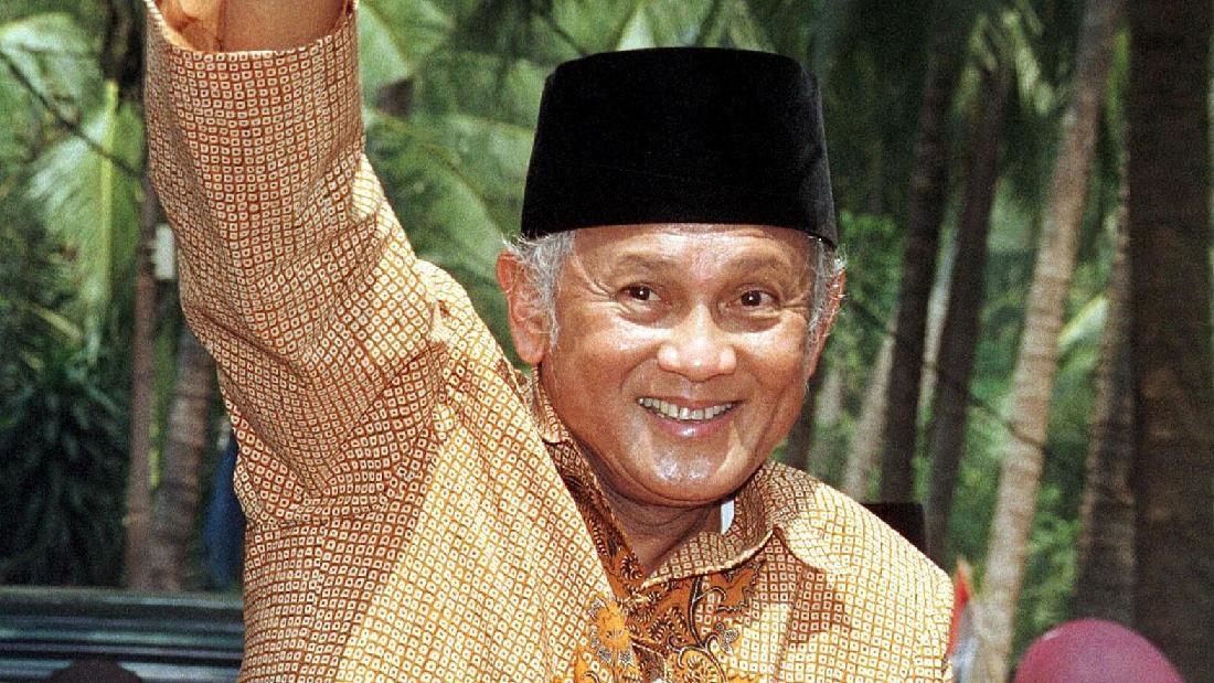 Kenangan Masa Kecil BJ Habibie, Berhenti Nangis Setelah Papi Ngaji