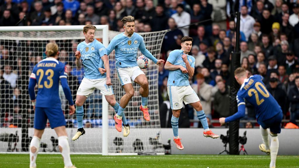 Tendangan Palmer Kena Tangan Grealish, kok Gak dapat Penalti?