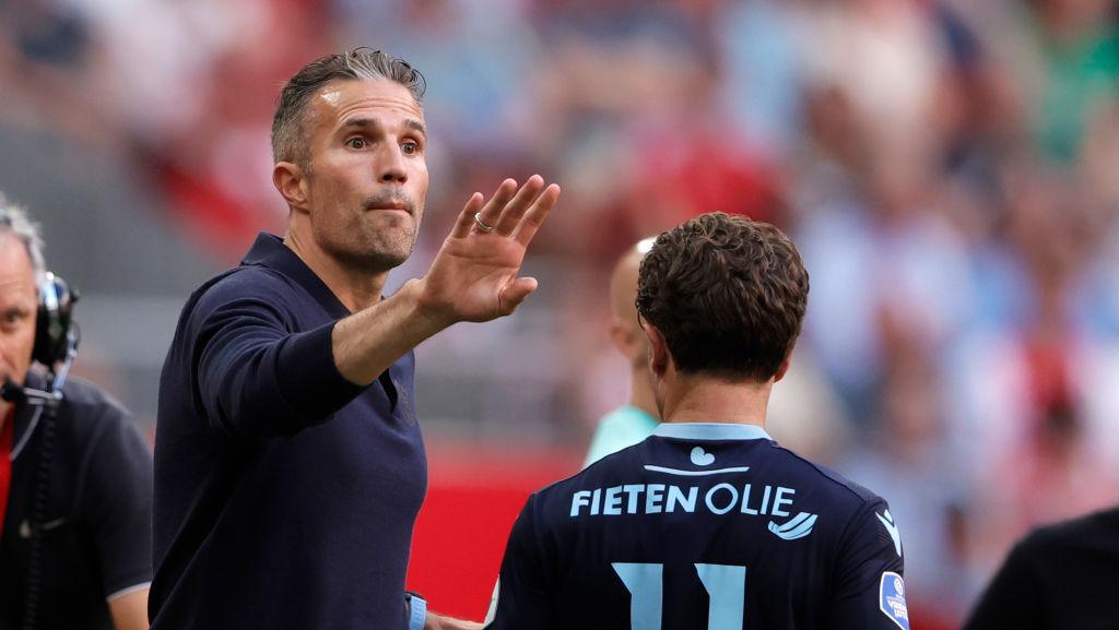 Coach Robin van Persie Kalah dalam Laga Debut