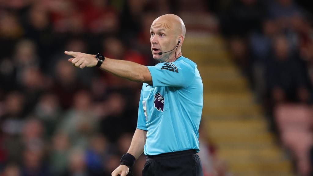 Wasit Bournemouth Vs Chelsea ‘Diliburkan’ Usai Obral Kartu