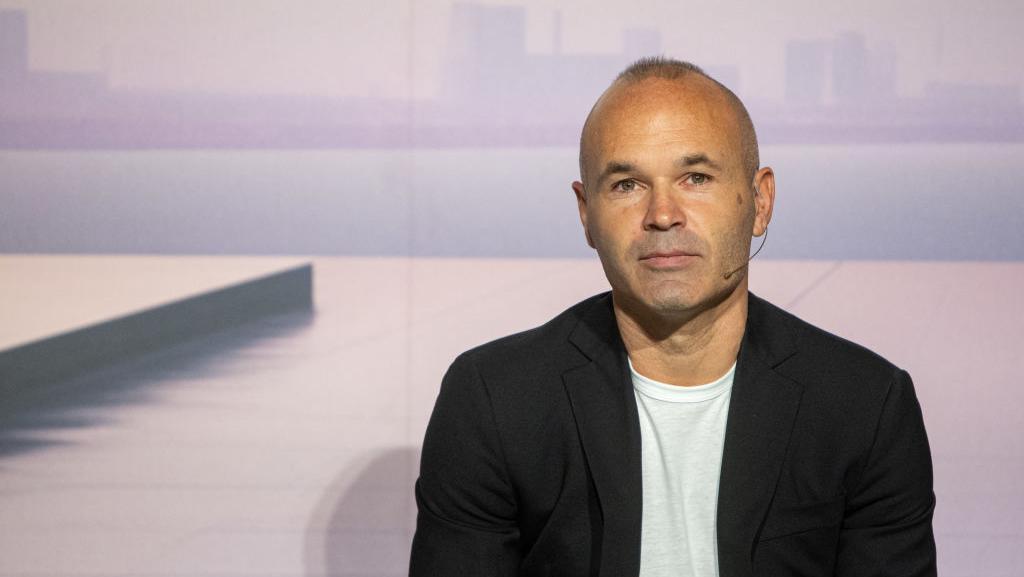 Iniesta Bermimpi Latih Barcelona