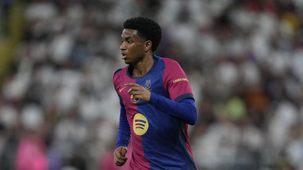 Bek Muda Barcelona Abaikan Kritik di TikTok