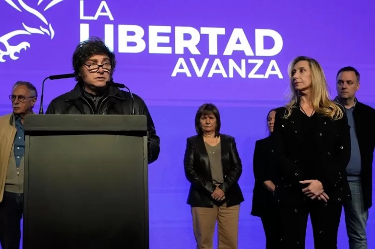 Milei buscó calmar la derrota y armó una “mesa política” con funcionarios