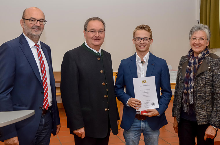 Junior Alexander Bauer Prufungsbester Bei Den Maurern Hoch Tiefbau Andreas Bauer Gmbh Mitterskirchen