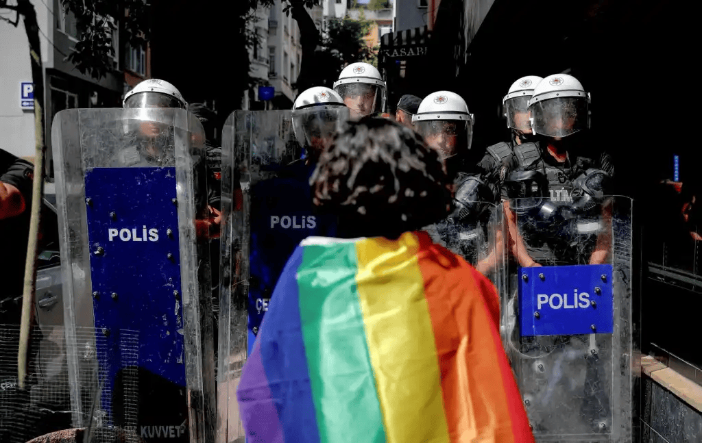 Turquía detiene a decenas en protesta por derechos LGTBIQ+ Turquía detiene a decenas en protesta por derechos LGTBIQ+