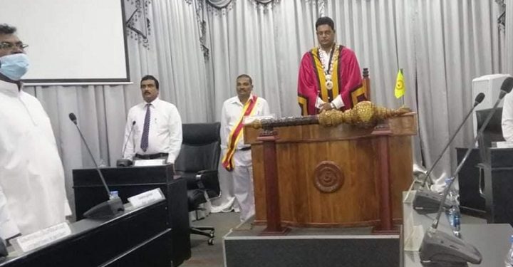 வரலாற்றின் முதல் தடவையாக செங்கோலுடன் ஆரம்பமான யாழ்.மாநகரசபையின் அமர்வு