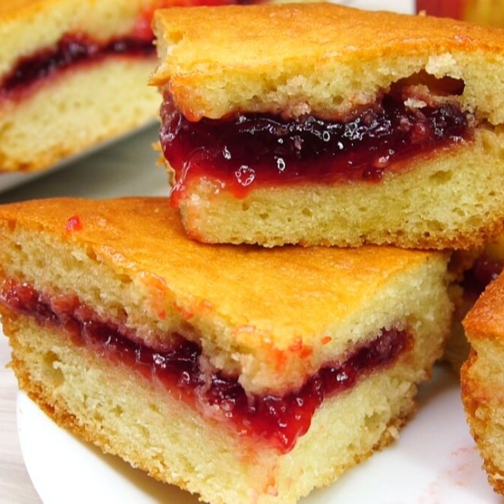 Вкусный торт с вареньем. Пирог из варенья в духовке с содой. Пирог на кефире с вареньем. Торт из варенья и кефира. Пирог на кефире в духовке на скорую руку с вареньем.