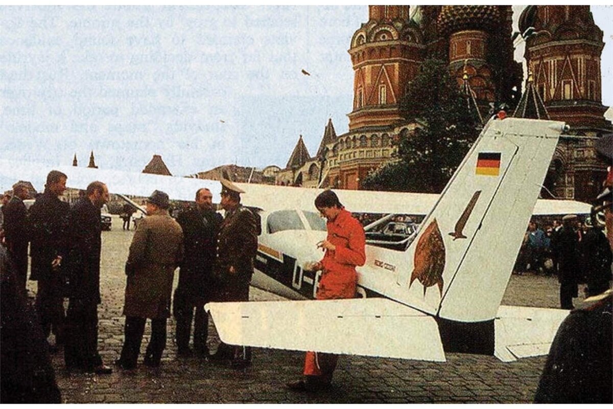 Матиас руст 1987 год. Аэродром красная площадь. Руст 1987 красная площадь. Аэродром красная площадь. Красная площадь.