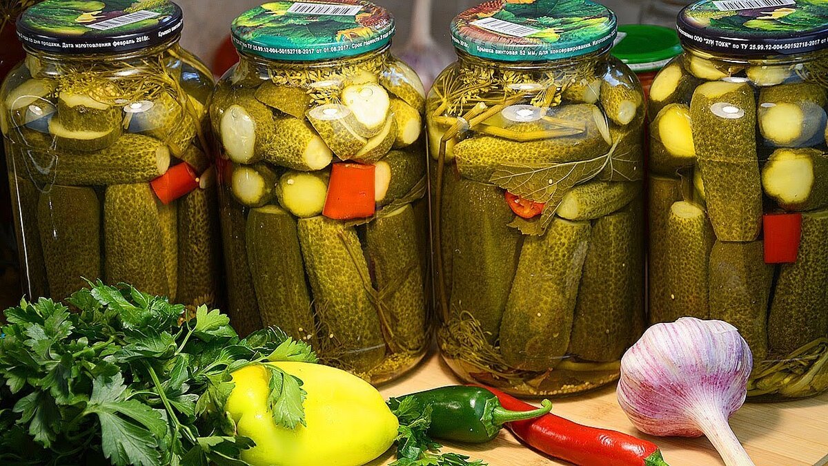 Заготовки огурцы. Засолка огурцов. Маринованные огурцы самый вкусный рецепт на зиму. Маринованные огурцы самый вкусный рецепт на зиму. Банки с огурцами.