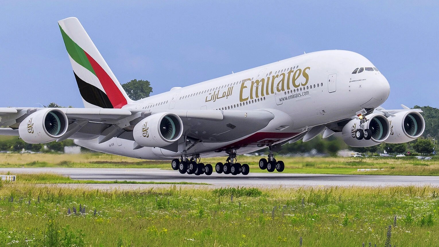 Emirates A380 Pilots Lands for First Time at Jakarta