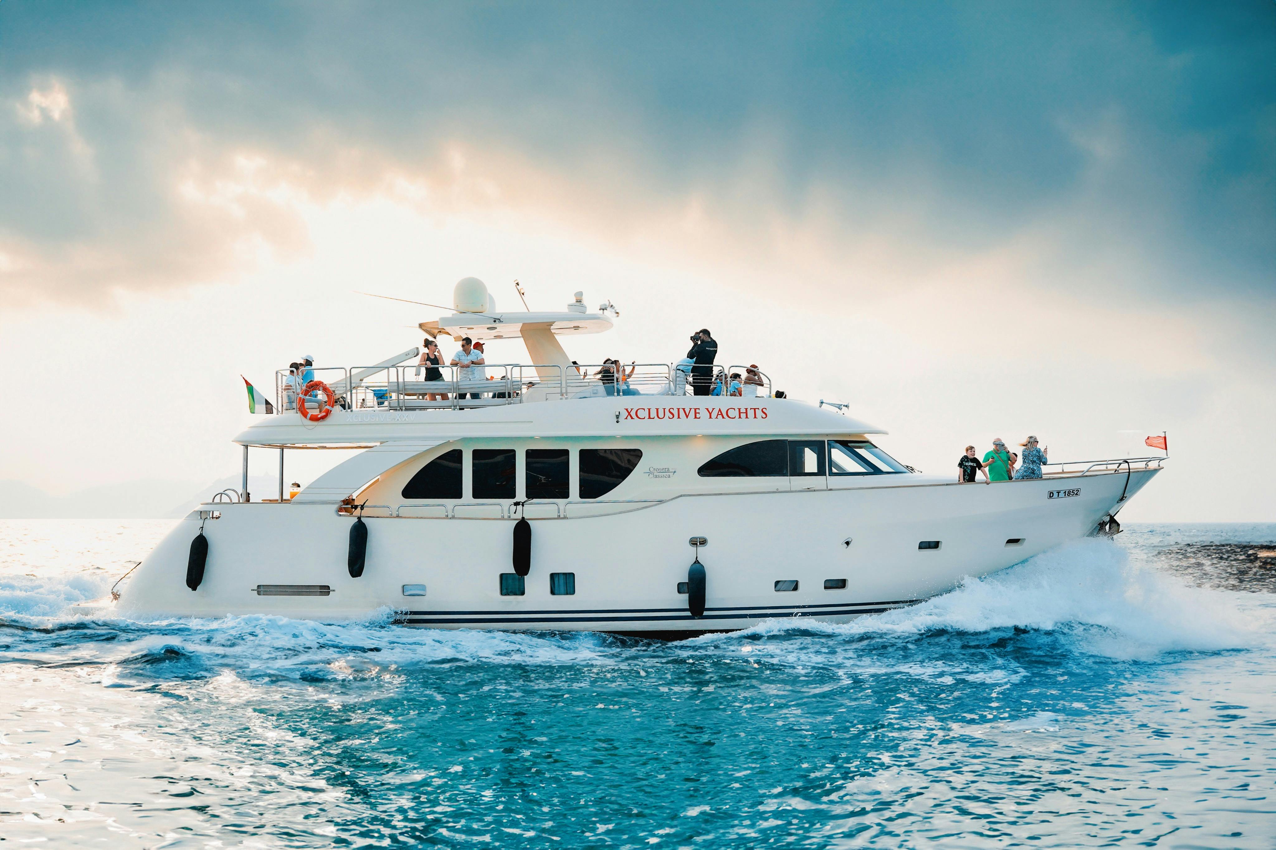 Dubai Marina: Luxury Yacht Tour with Breakfast or BBQ