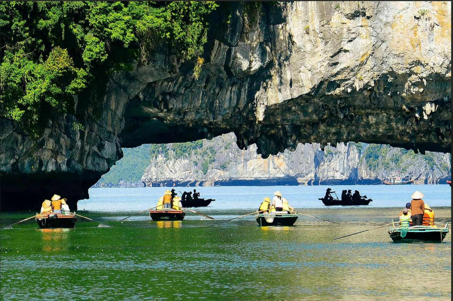 Ha Long Bay: Day Cruise + Transfers + Lunch