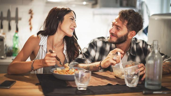 Makan Malam Jam Berapa yang Paling Baik? Ini Penjelasan Pakar