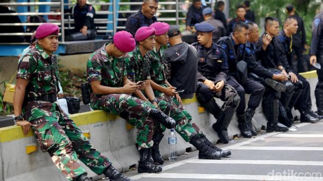 Membandingkan Gaji TNI dan Polisi
