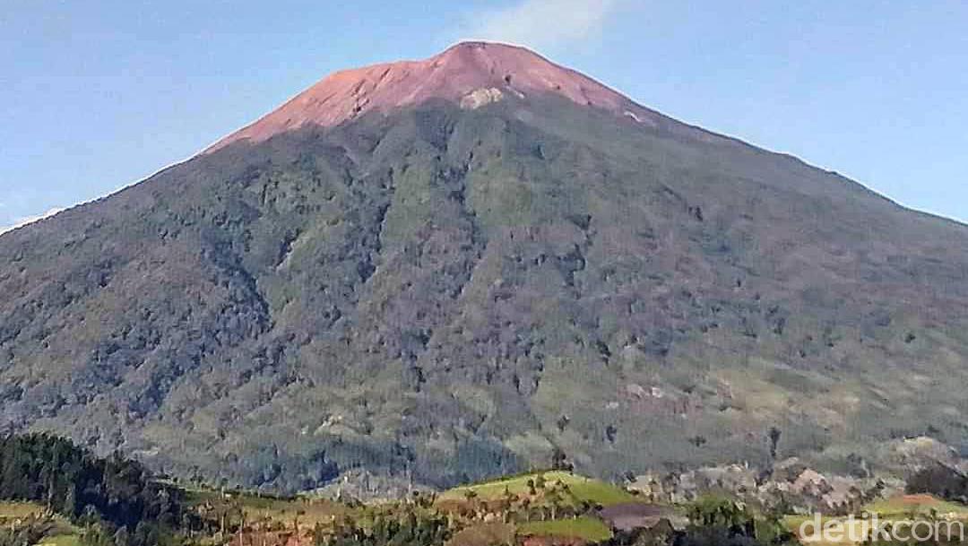 Aksi Nekat 2 Pendaki Turun ke Kawah Gunung Slamet Viral, Berujung Panen Hujatan