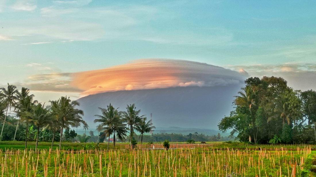 Mengenal Fenomena Gunung Bertopi