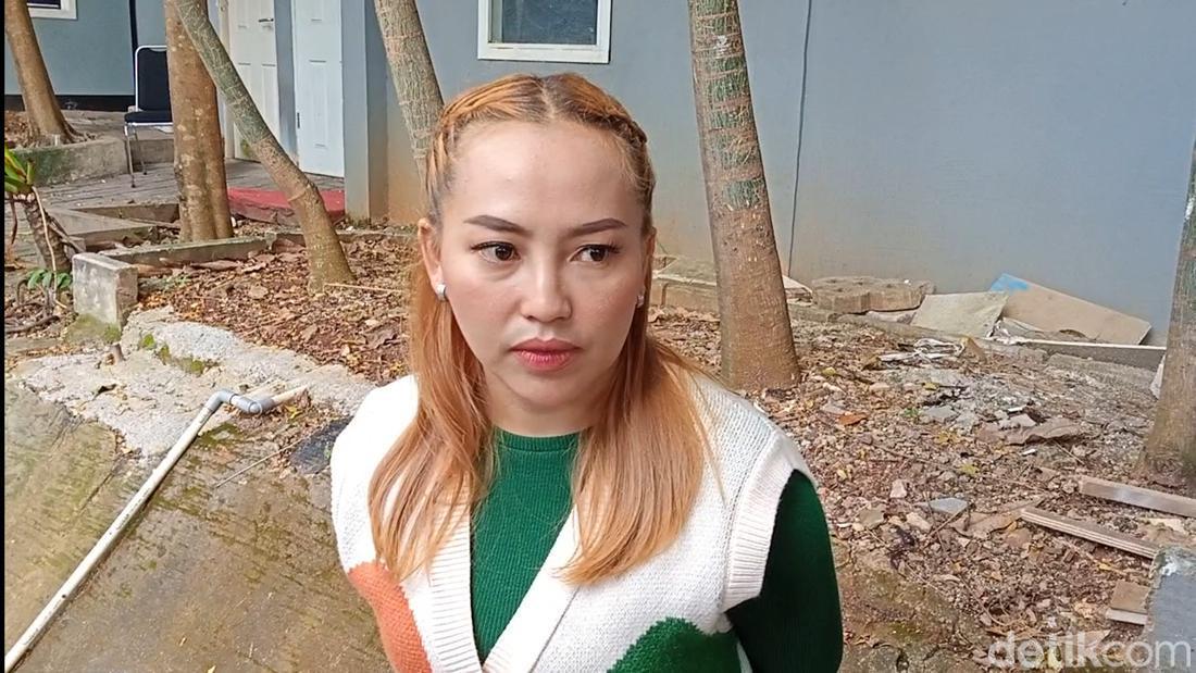 Dewi Perssik Kenang Mpok Alpa Curhat Idap Kanker Payudara