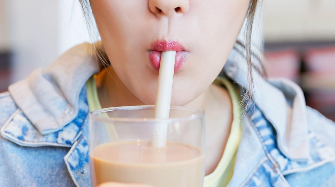 Apa Benar Minum Pakai Sedotan Bikin Kulit Cepat Keriput?
