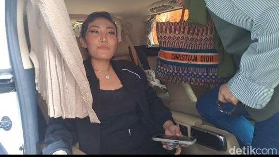Ayu Dewi Menghindar Ditanya Proyek Pembangunan Rumah Dikomplain Tetangga