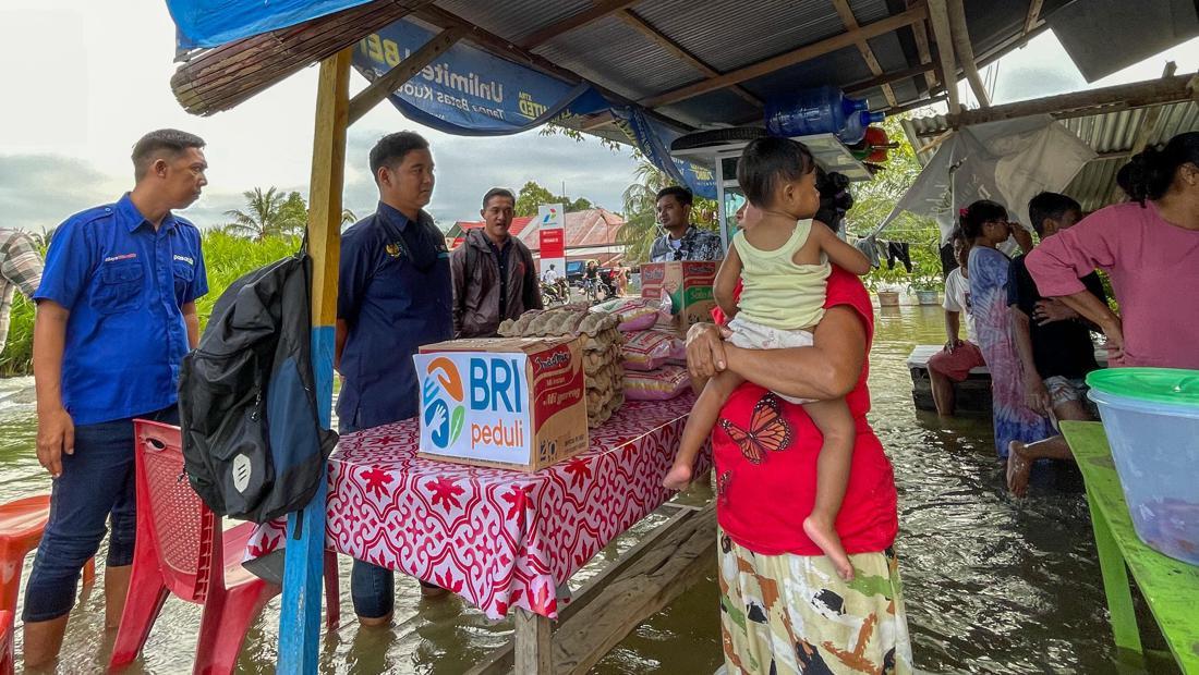 BRI Gerak Cepat Beri Bantuan bagi Korban Banjir Bandang di 2 Provinsi