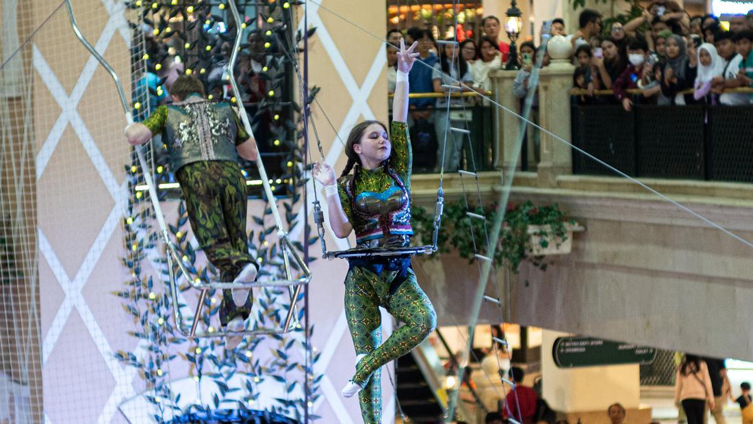 Aksi Akrobatik Flying Trapeze Kelas Dunia Terus Manjakan Mata Jakarta