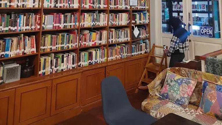 Di 5 Kafe Ini Bisa Santai Makan Enak Sambil Baca Buku