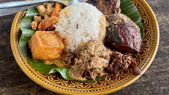 10 Tempat Makan Gudeg Jogja di Jakarta, Ada yang Legendaris!