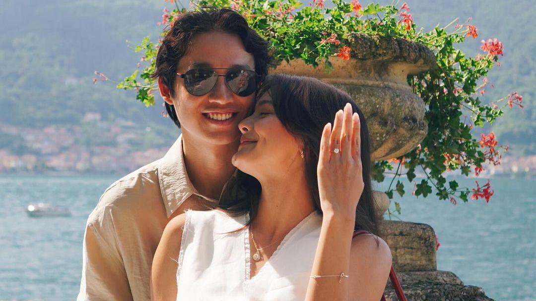 Amanda Rawles Dilamar Pacar di Danau Como Italia