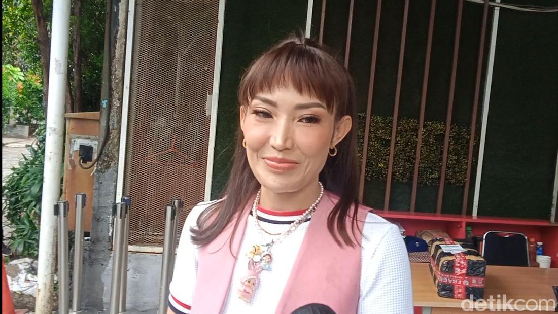 Lebaran Makin Dekat Core, Suami Ayu Dewi Gelar Meja Pingpong