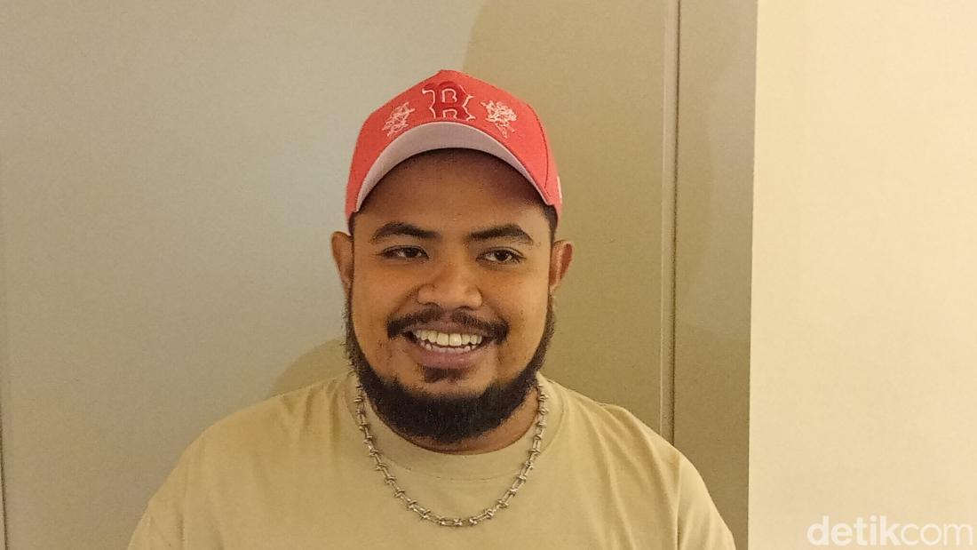 Rigen Rakelna Tunda Liburan demi Fokus pada Kehamilan Istri