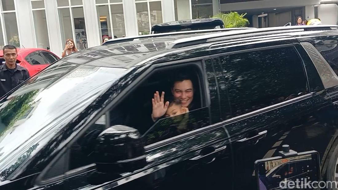 Baim Wong Iringi Jenazah Ayah Untuk Dikebumikan di Purwakarta