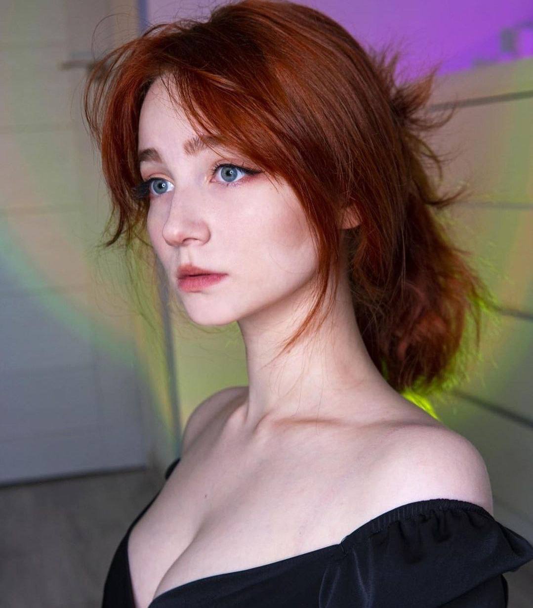 Обнаженная барышня с белоснежной кожей и ярко-рыжими волосами Обнаженная барышня с белоснежной кожей и ярко-рыжими волосами